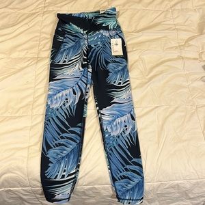 Elevate Women’s 7/8 Ankle High Rise Go-Dry Legging size Small Navy/Leaf Print